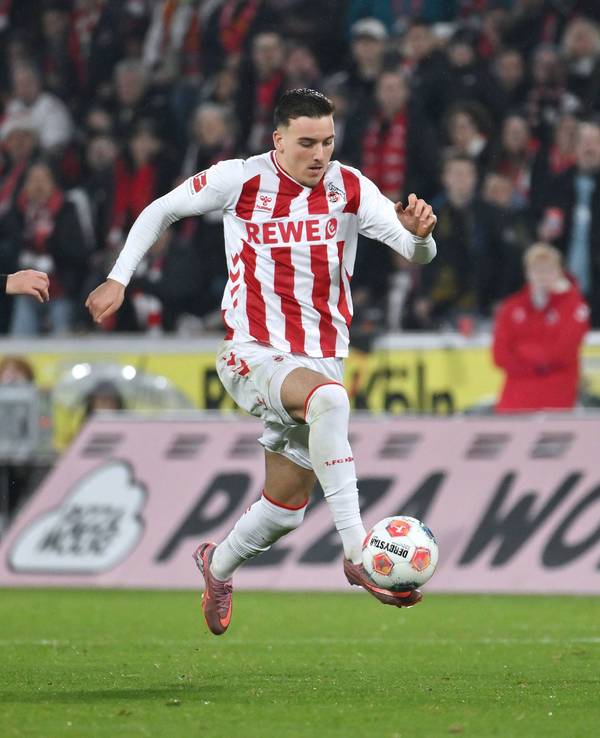 Said El Mala stoppt vor seinem Gegenspieler einen Ball.