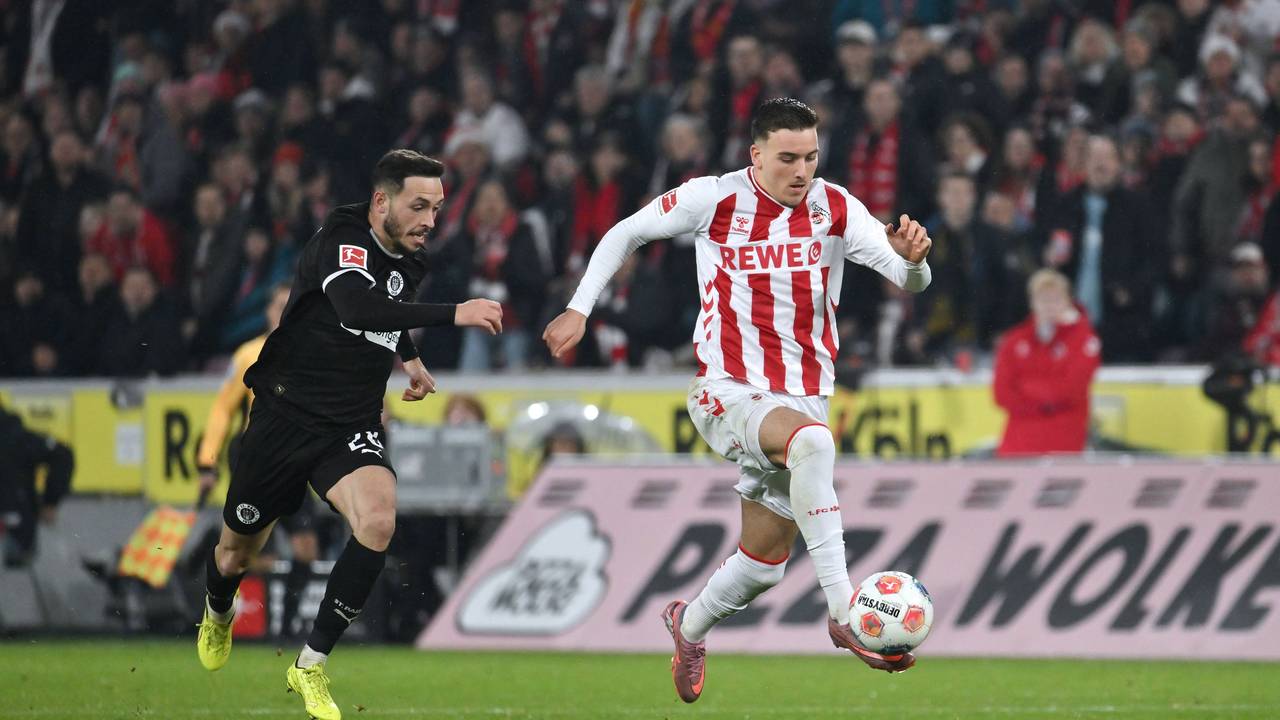Said El Mala stoppt vor seinem Gegenspieler einen Ball.