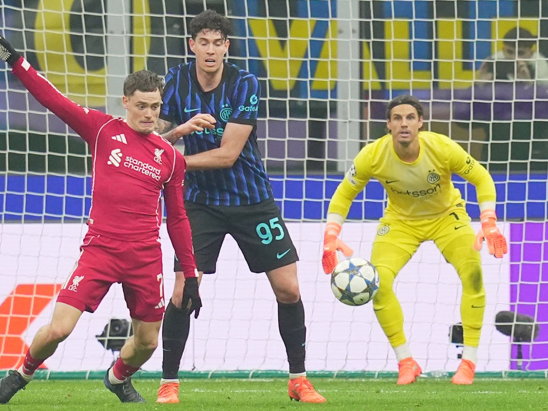 Florian Wirtz geht nach einem Halten von Alessandro Bastoni zu Boden.