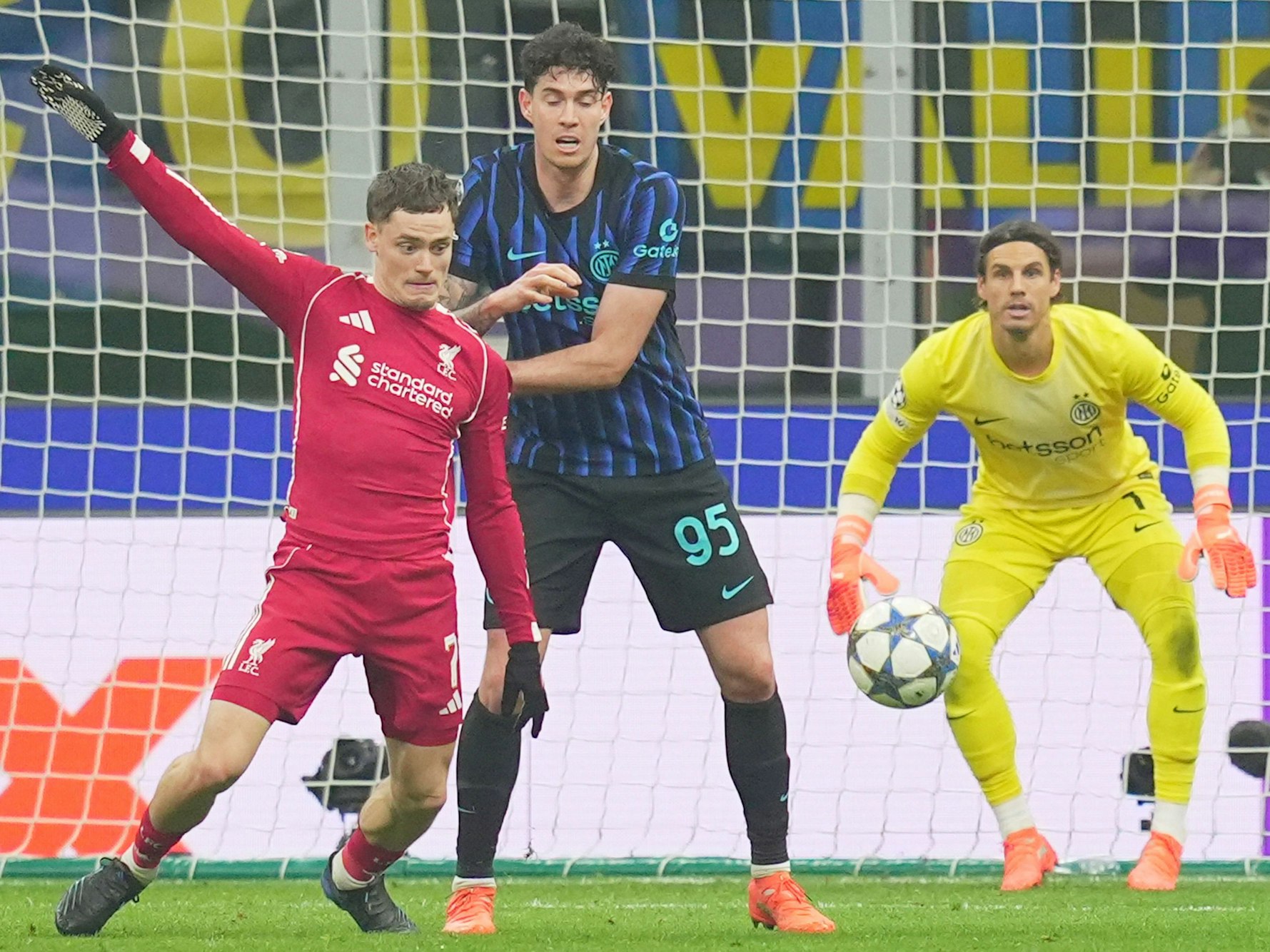 Florian Wirtz geht nach einem Halten von Alessandro Bastoni zu Boden.