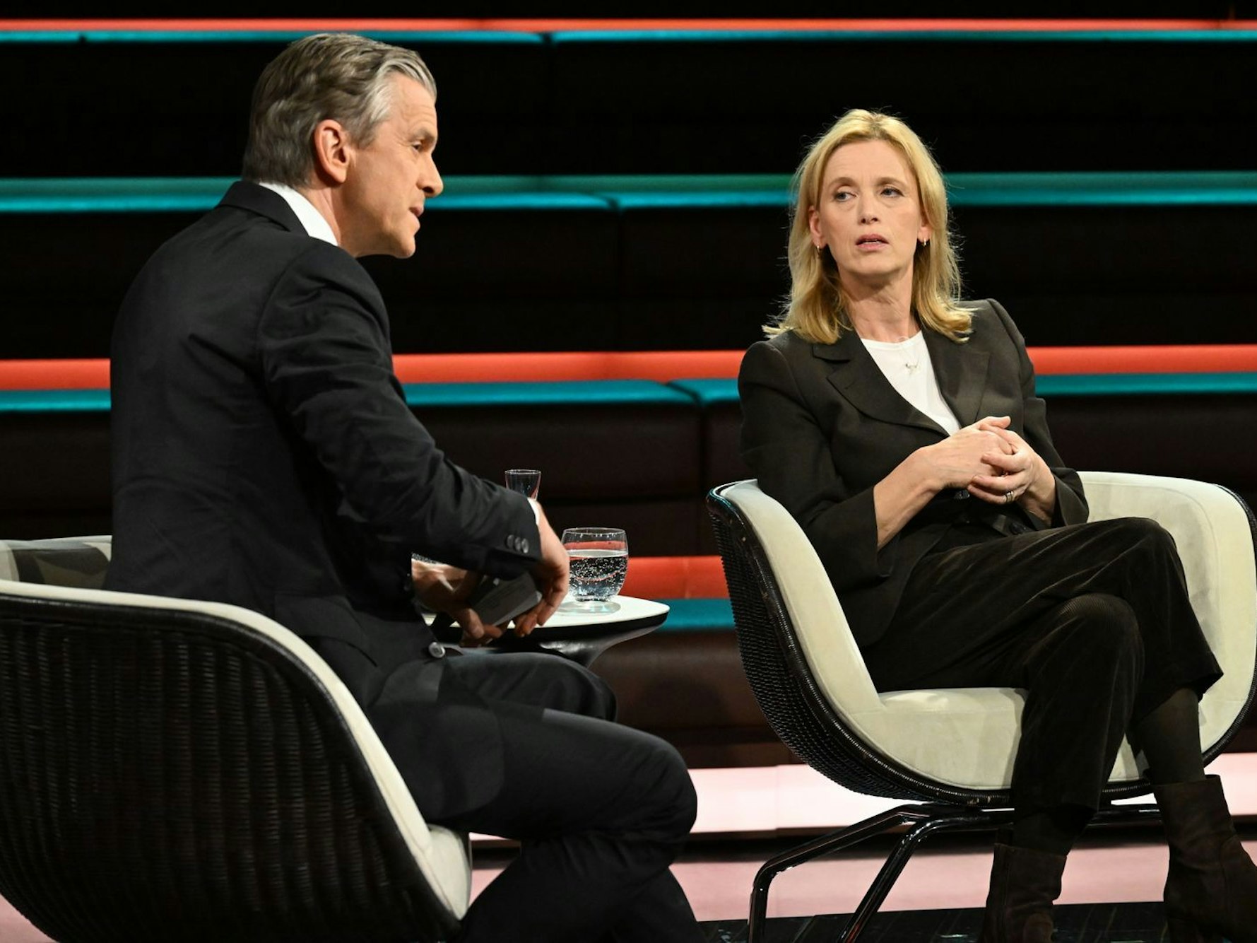 Zwischen Moderator Markus Lanz und Bundesbildungsministerin Karin Prien kam es zu einem hitzigen Wortgefecht. (Bild: ZDF/ Cornelia Lehmann)