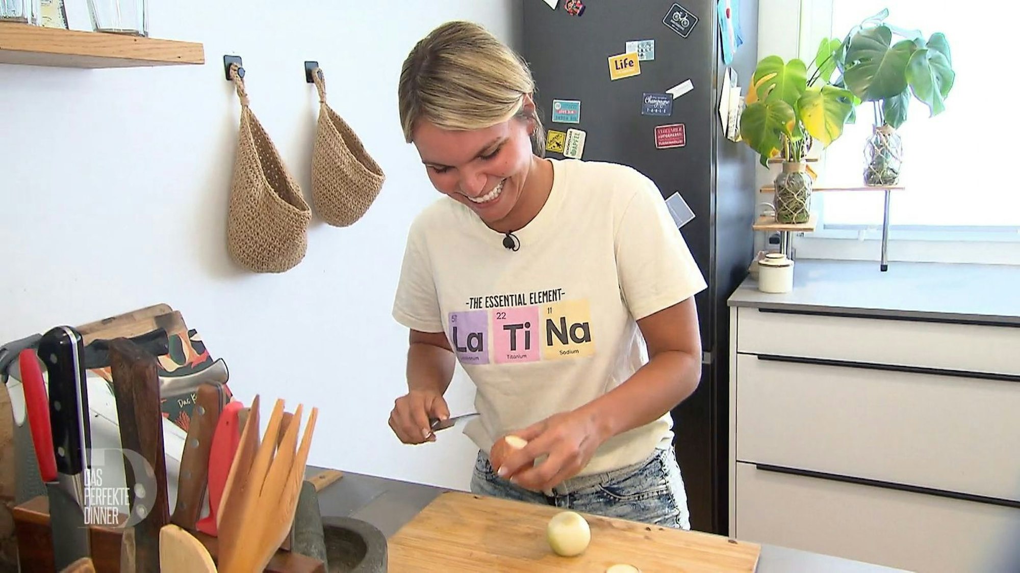 Bestens gelaunt macht sich Larissa an die Vorbereitungen.
(Bild: RTL)