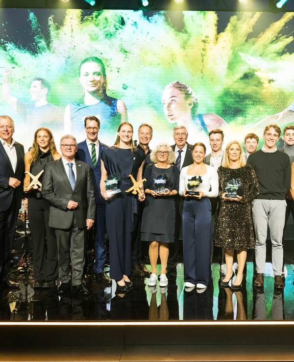 Ein Bild der Preisträger:innen des felix award 2025 auf der Bühne bei der feierlichen Verleihung in Düsseldorf.