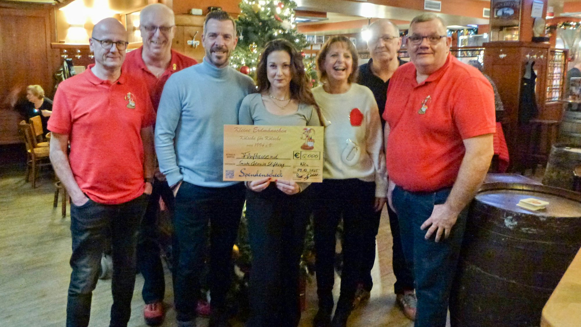 Nadine und Torben Klein erhalten einen Scheck für ihre Stiftung.