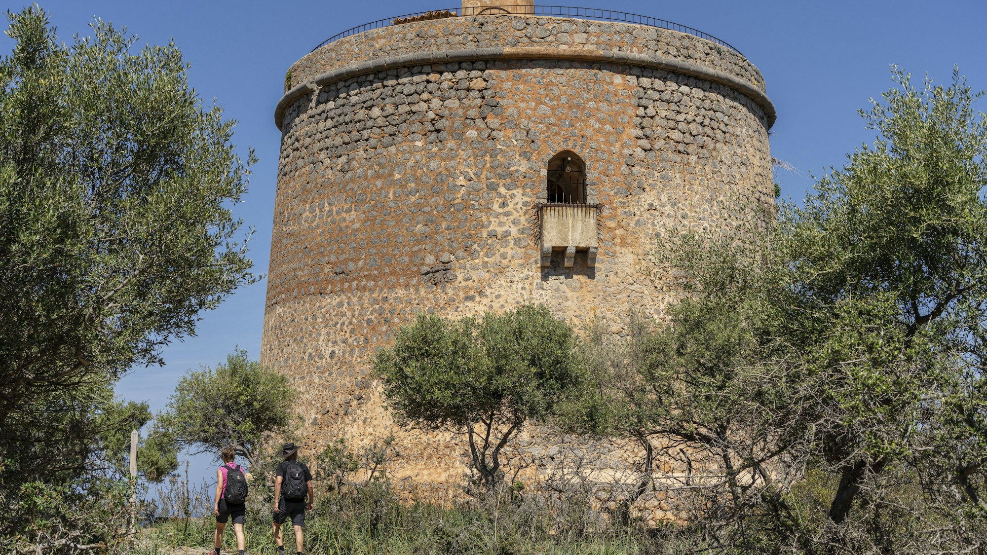 Zwei Wanderer vor dem Wachturm Torre Picada