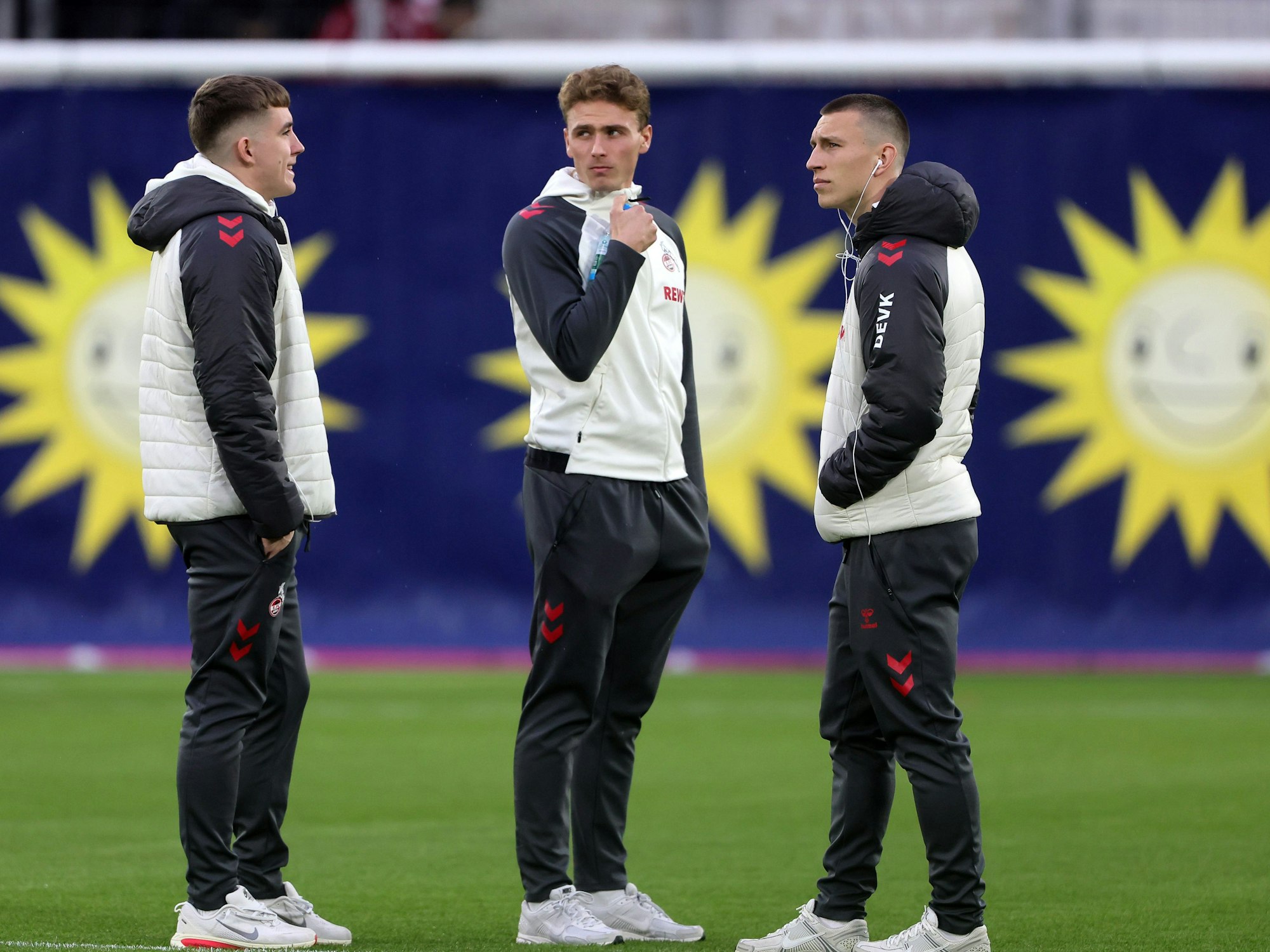 Isak Johannesson, Sebastian Sebulonsen und Kristoffer Lund vor dem Spiel gegen Pauli.