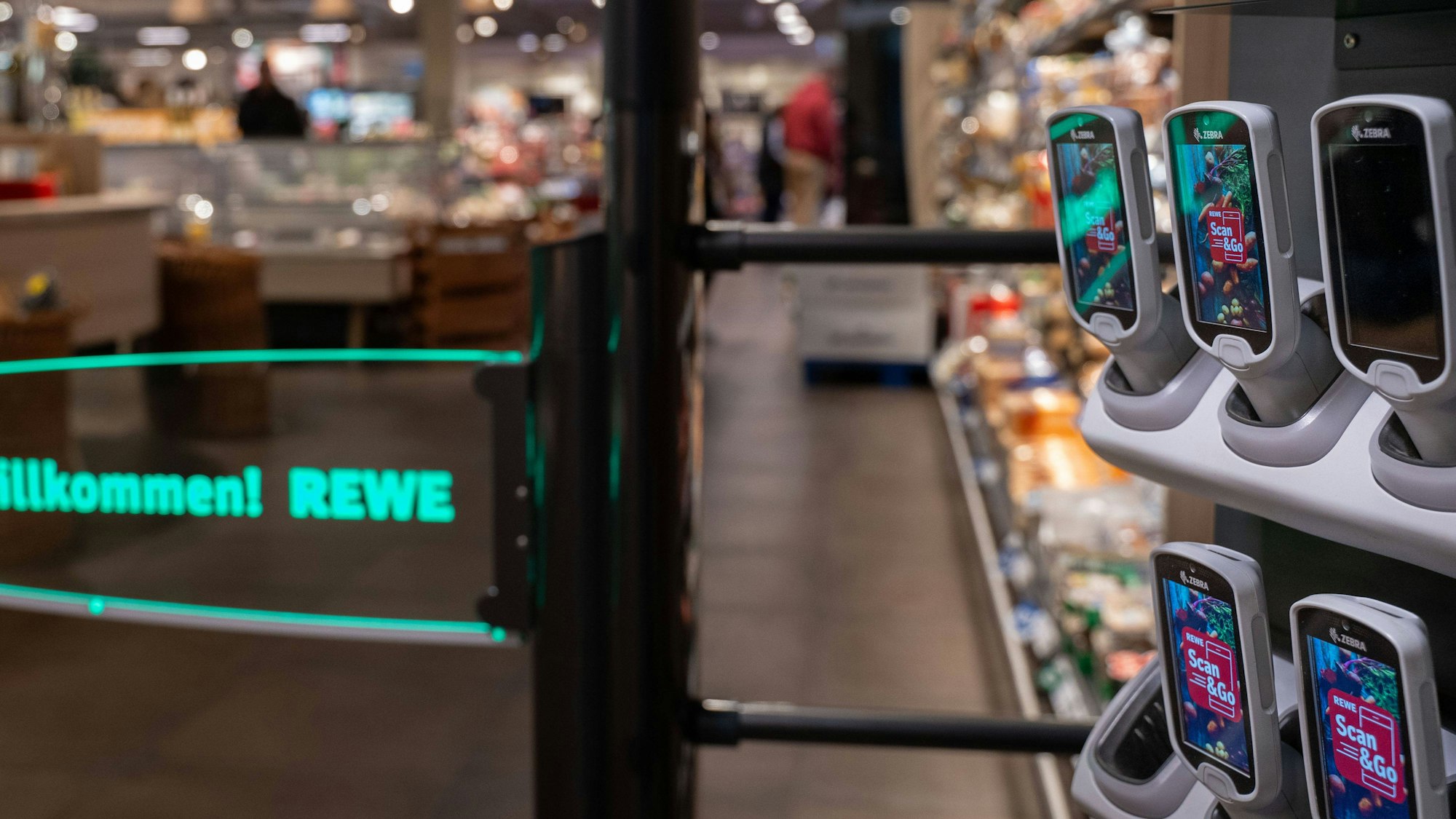 Handscanner für Selbstscanning in Ladestation im Geschäft