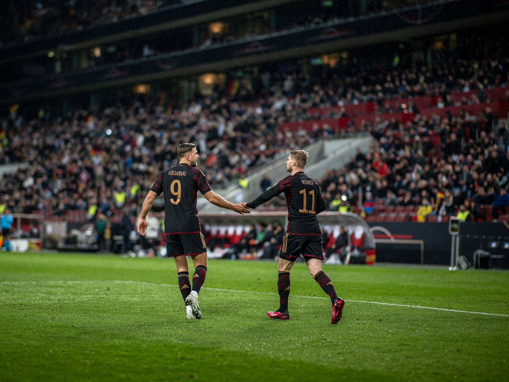 Niclas Füllkrug (l.) und Timo Werner klatschen sich ab.