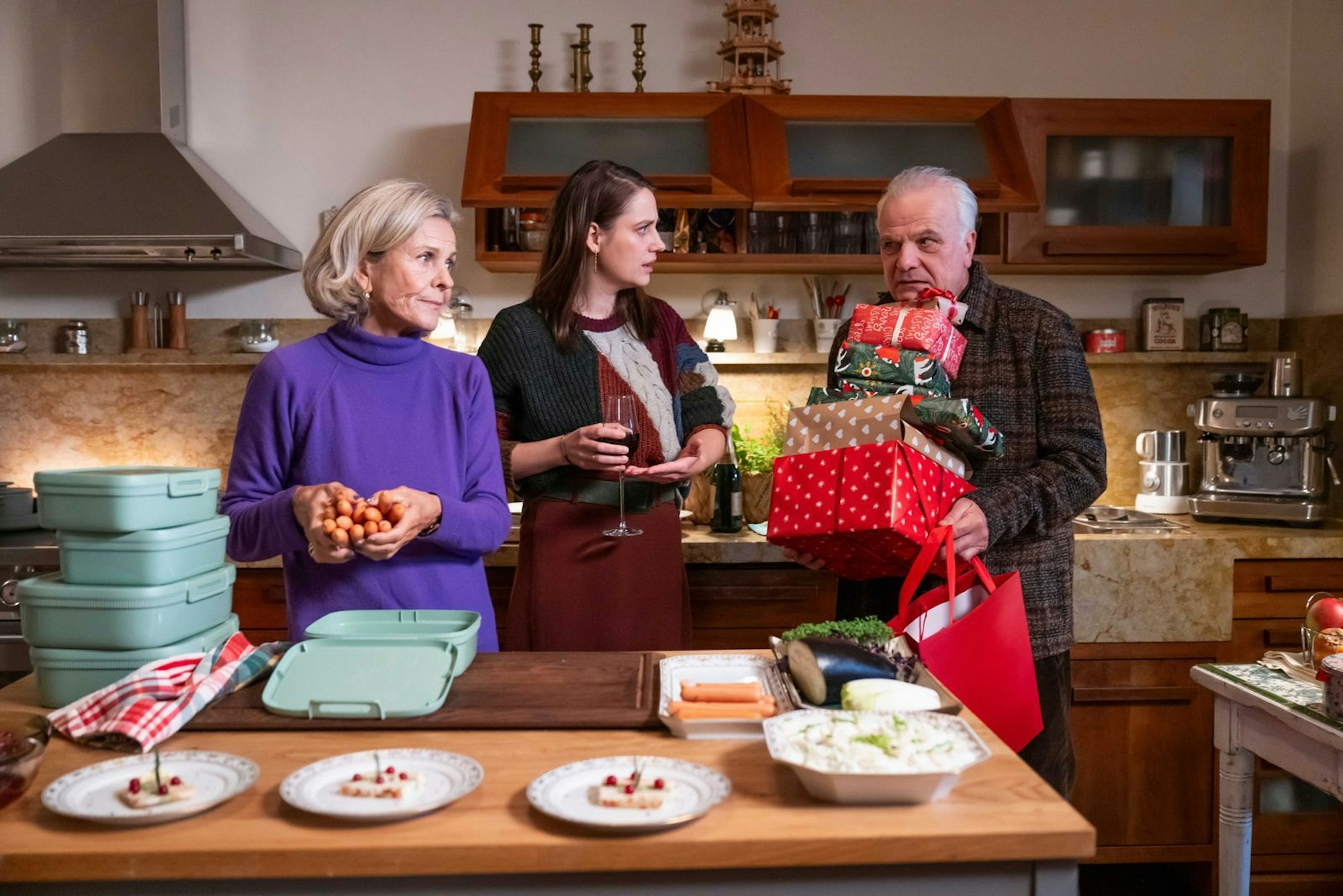 Früher war Andrea L'Arronge (links) häufiger auch in Kochsendungen zu sehen, denn gutes Essen liegt ihr am Herzen. Hier darf sie sich mit ihrer Filmfamilie Bernhard Schütz und Bettina Burchard in der Küche austoben.
(Bild: ZDF / Christoph Assmann)