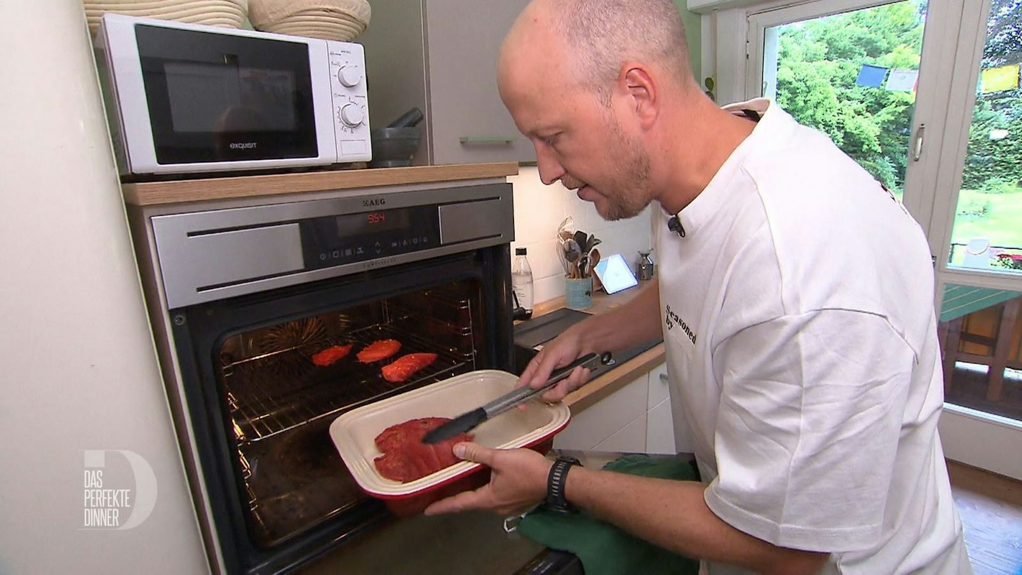 Was aussieht wie Fleisch ist eigentlich Wassermelone, die Jonas zwölf Stunden im Ofen getrocknet hat.
(Bild: RTL)