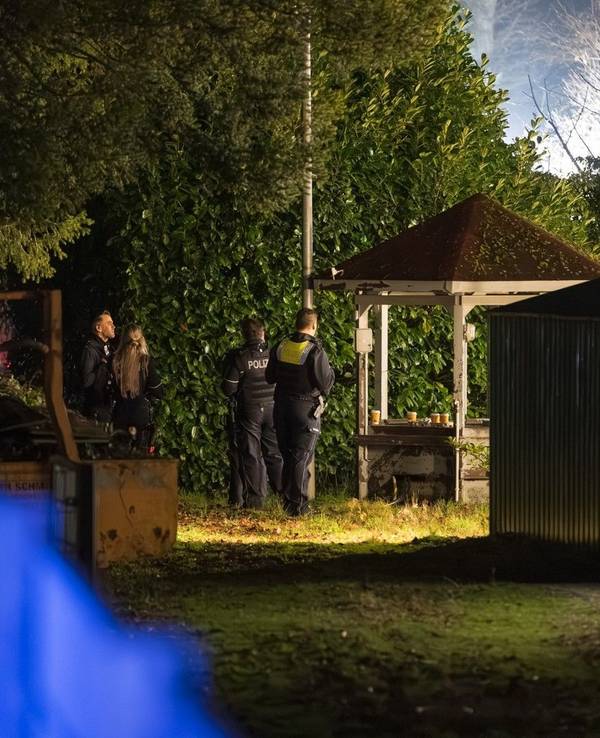 Bei einem Polizeieinsatz wegen eines Raubüberfalls auf ein Wohnhaus in Mönchengladbach ist einer der beiden Tatverdächtigen schwer verletzt worden. Er sei bei der Festnahme schwer verletzt und später in ein Krankenhaus gebracht worden, Lebensgefahr sei nicht ausgeschlossen, teilte die Polizei mit.