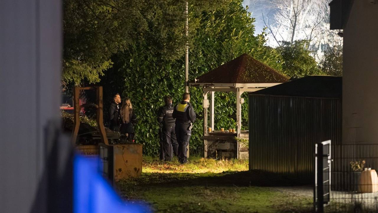 Bei einem Polizeieinsatz wegen eines Raubüberfalls auf ein Wohnhaus in Mönchengladbach ist einer der beiden Tatverdächtigen schwer verletzt worden. Er sei bei der Festnahme schwer verletzt und später in ein Krankenhaus gebracht worden, Lebensgefahr sei nicht ausgeschlossen, teilte die Polizei mit.