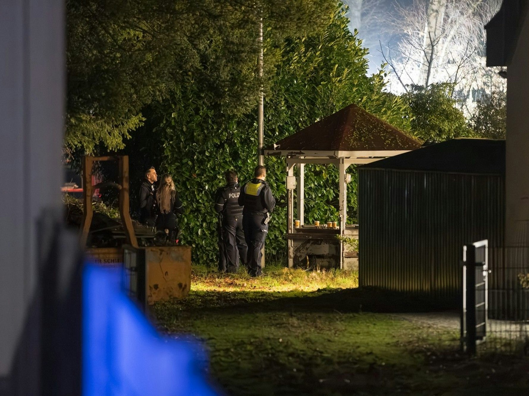 Bei einem Polizeieinsatz wegen eines Raubüberfalls auf ein Wohnhaus in Mönchengladbach ist einer der beiden Tatverdächtigen schwer verletzt worden. Er sei bei der Festnahme schwer verletzt und später in ein Krankenhaus gebracht worden, Lebensgefahr sei nicht ausgeschlossen, teilte die Polizei mit.