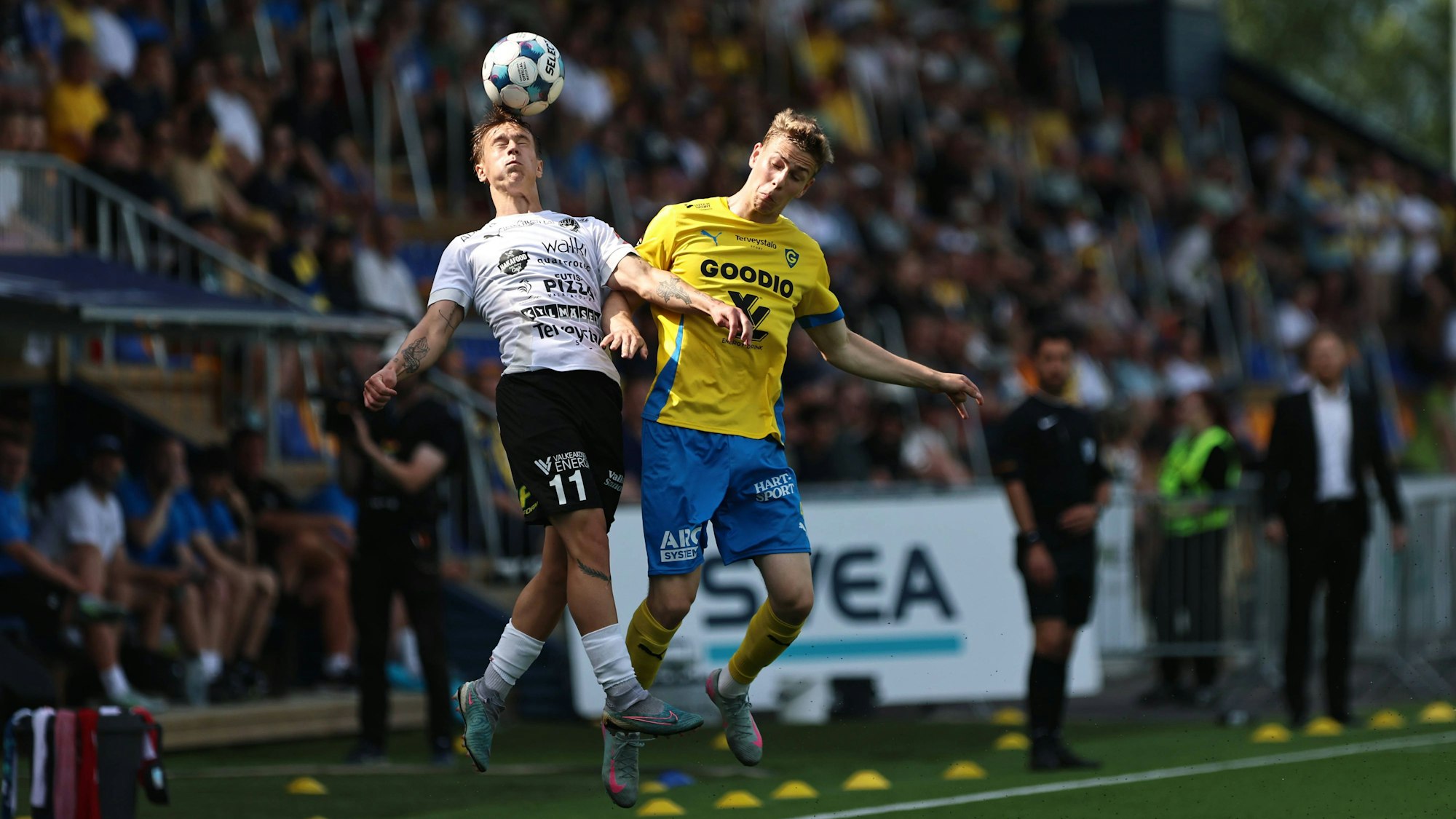 Roni Hudd (l.) und Oliver Pettersson im Zweikampf um den Ball.
