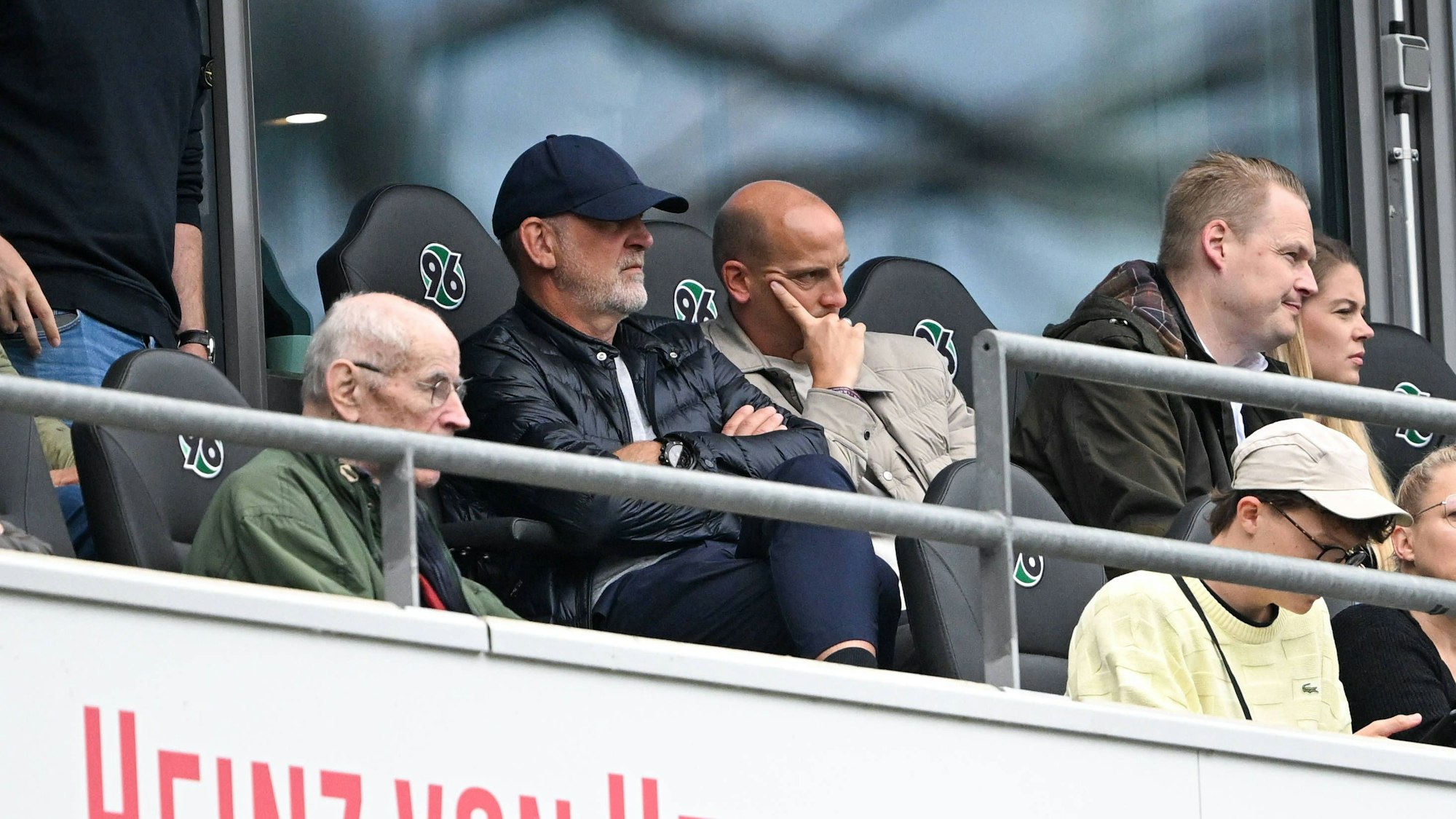 Jörg Schmadtke und Jan Schlaudraff bei Hannover 96 auf der VIP-Tribüne.
