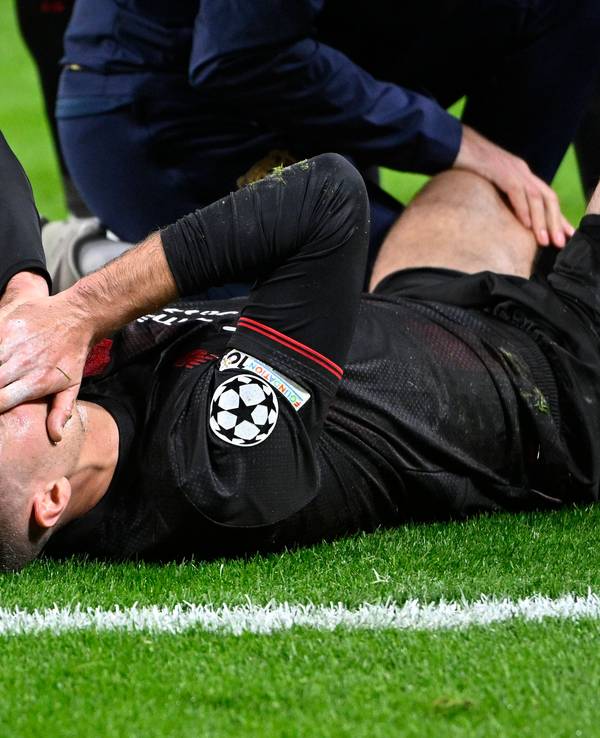 Patrik Schick liegt am Boden und hält sich die Hände vors Gesicht.