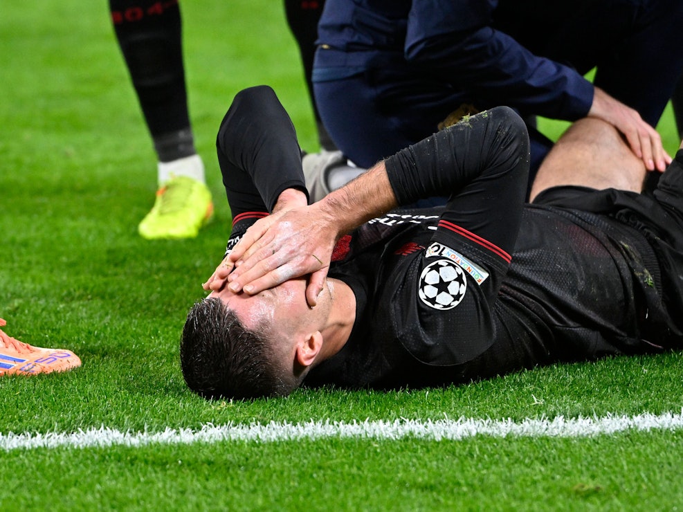 Patrik Schick liegt am Boden und hält sich die Hände vors Gesicht.