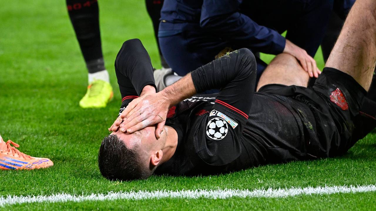 Patrik Schick liegt am Boden und hält sich die Hände vors Gesicht.