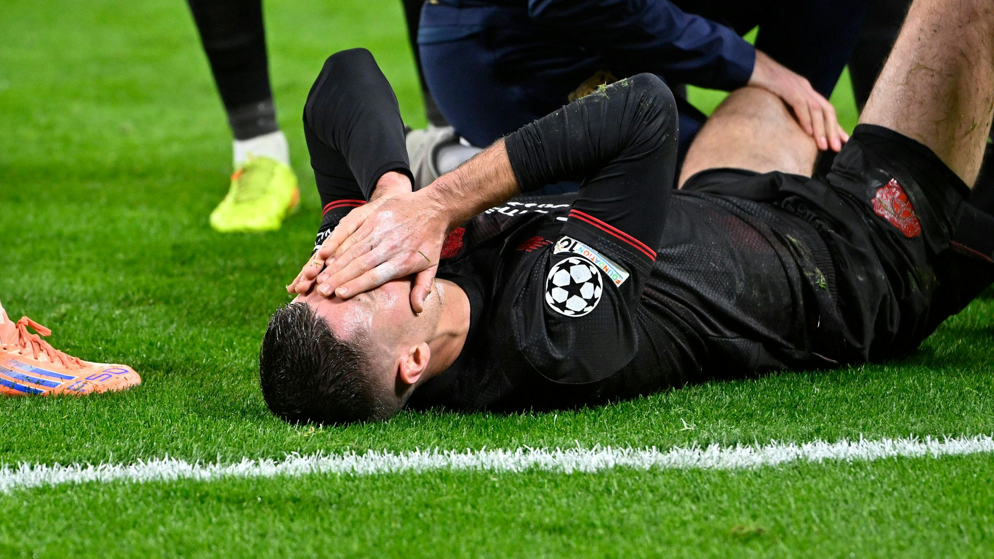 Patrik Schick liegt nach einem Foul verletzt auf dem Rasen.
