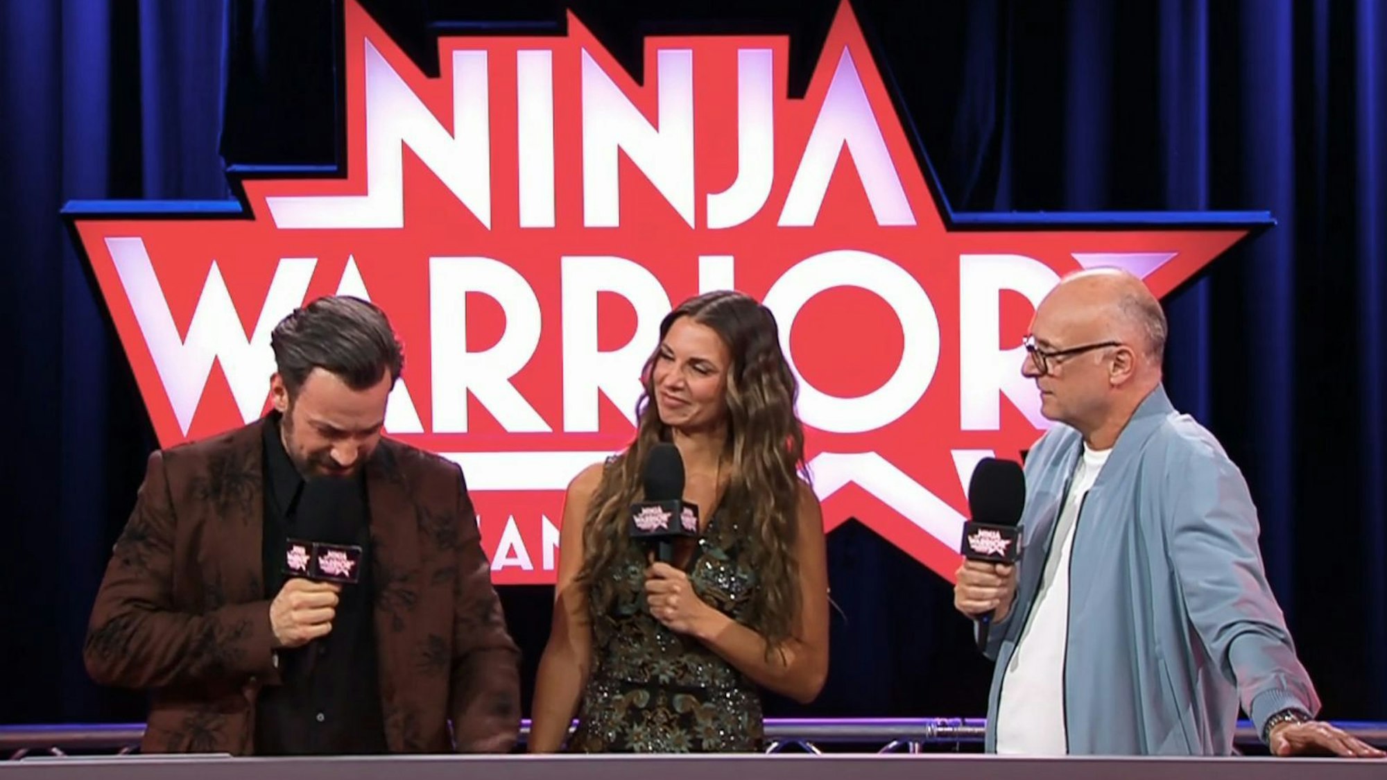 Jan Köppen ging Buschis Abschied wirklich nahe. Er kämpfte erfolglos gegen die Tränen, die Stimme brach. Laura Wontorra musste in die Bresche springen. Buschi motzte gerührt: „Hör auf zu heulen!“ (Bild: RTL)