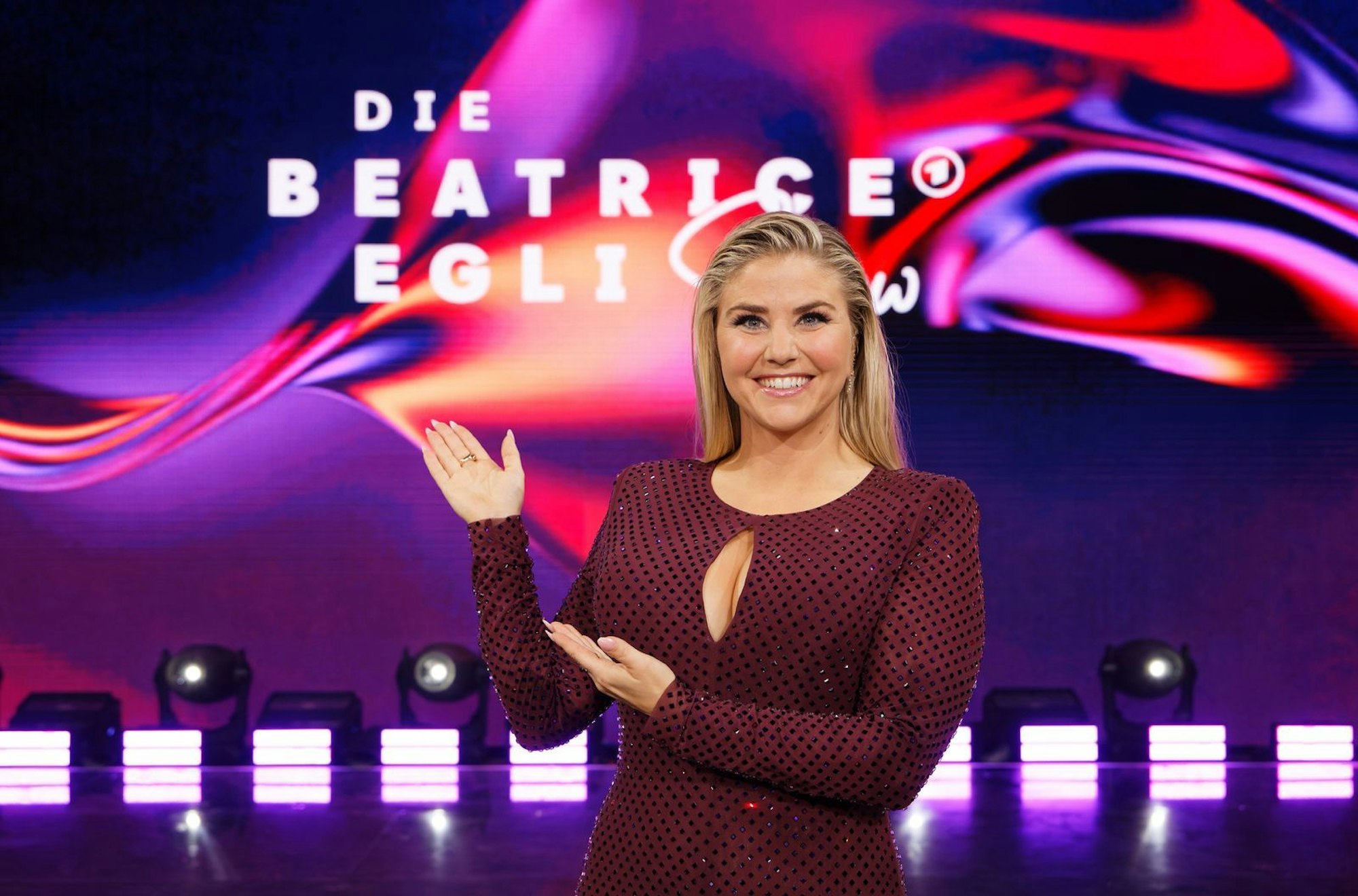 In der ARD-Sendung „Beatrice Egli Show“ blickt Gastgeberin Beatrice Egli nicht nur auf die musikalischen Highlights des Jahres. (Bild: SWR/Manfred H. Vogel)