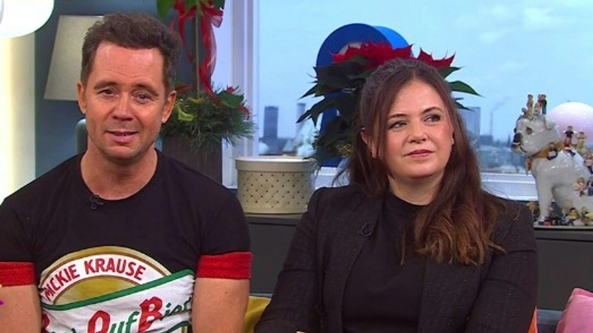 Bei seinem Besuch im Sat.1-“Frühstücksfernsehen“ reagiert Lorenz Büffel auf eine Videobotschaft von Jürgen Drews. (Bild: Joyn)