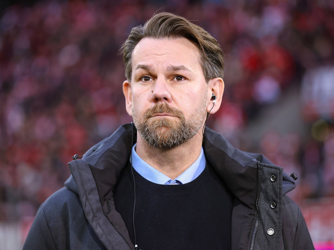 Thomas Kessler steht vor einem Spiel des 1. FC Köln im Stadion.