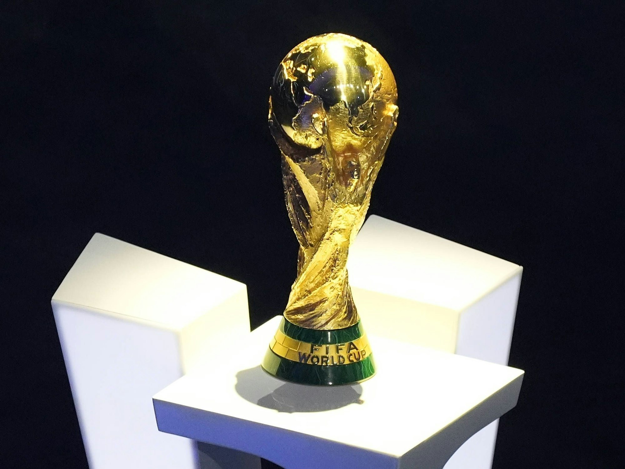 Der goldene WM-Pokal steht bei der Gruppenauslosung auf einem Podest.
