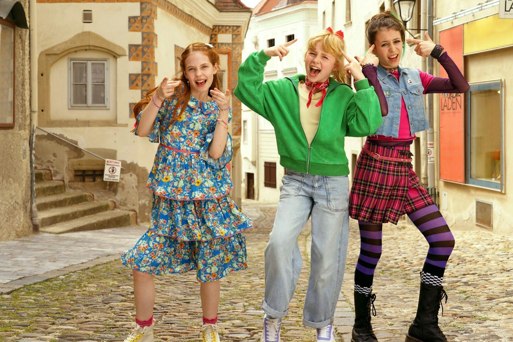 Bibi Blocksberg (Nala, Mitte), Flauipaui (Philomena Amari, links) und Schubia (Carla Demmin) müssen in „Bibi Blocksberg - Das große Hexentreffen“ den Hexenkongress retten. (Bild: 2025 Wiedemann & Berg Film/Kiddinx Studios/EPO-Film/LEONINE Licensing/Petro Domenigg)