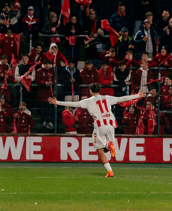 Fynn Schenten jubelt vor den Fans.