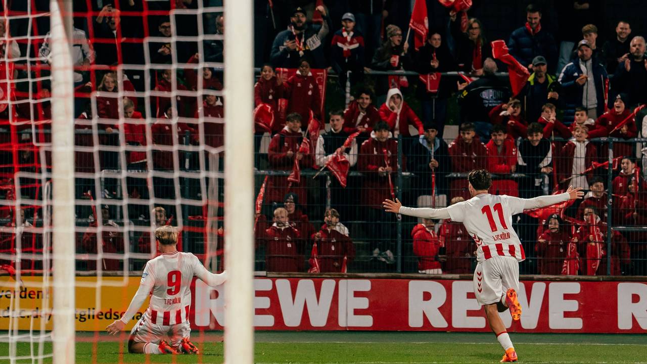 Fynn Schenten jubelt vor den Fans.