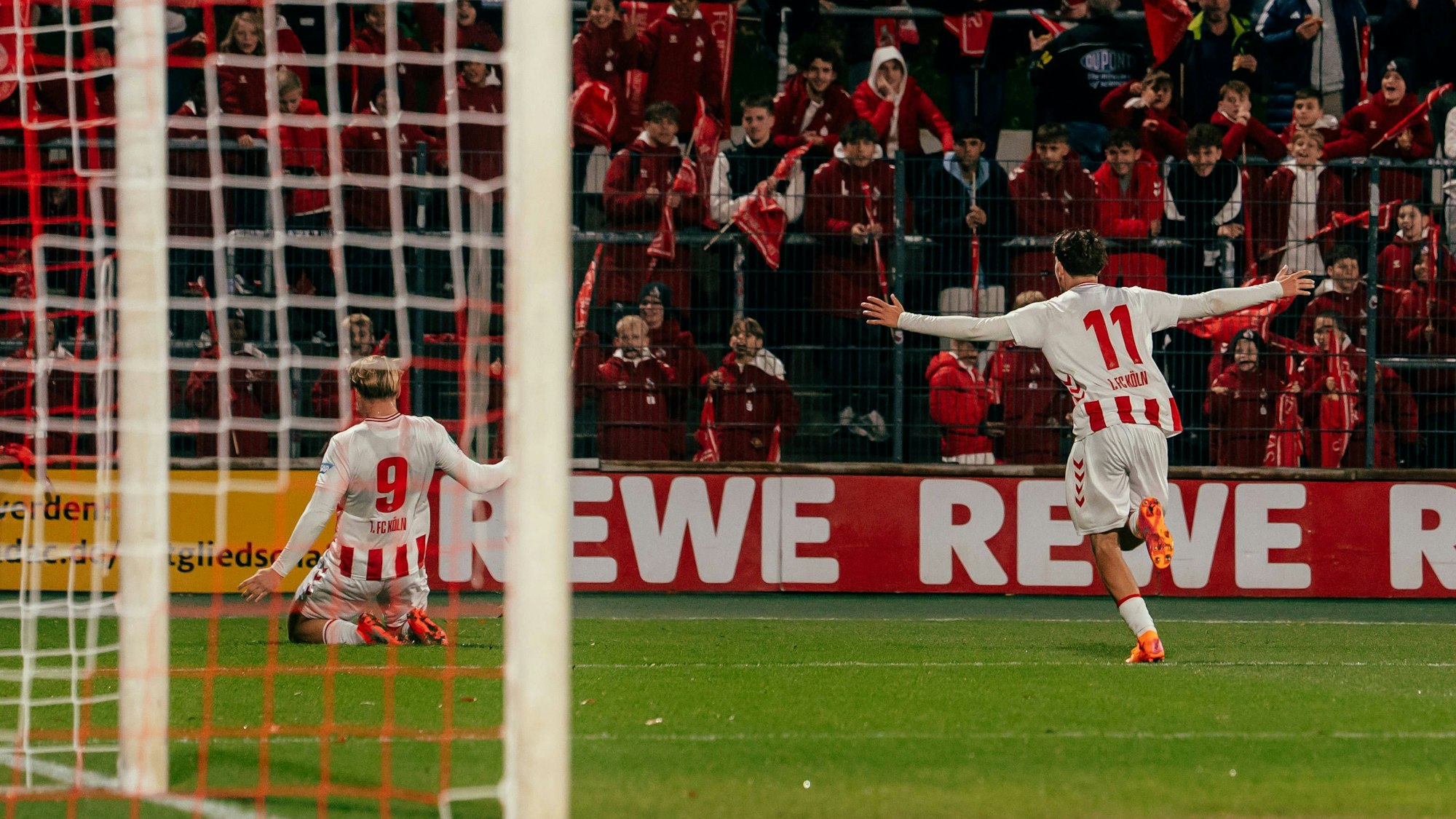 Fynn Schenten jubelt vor den Fans.