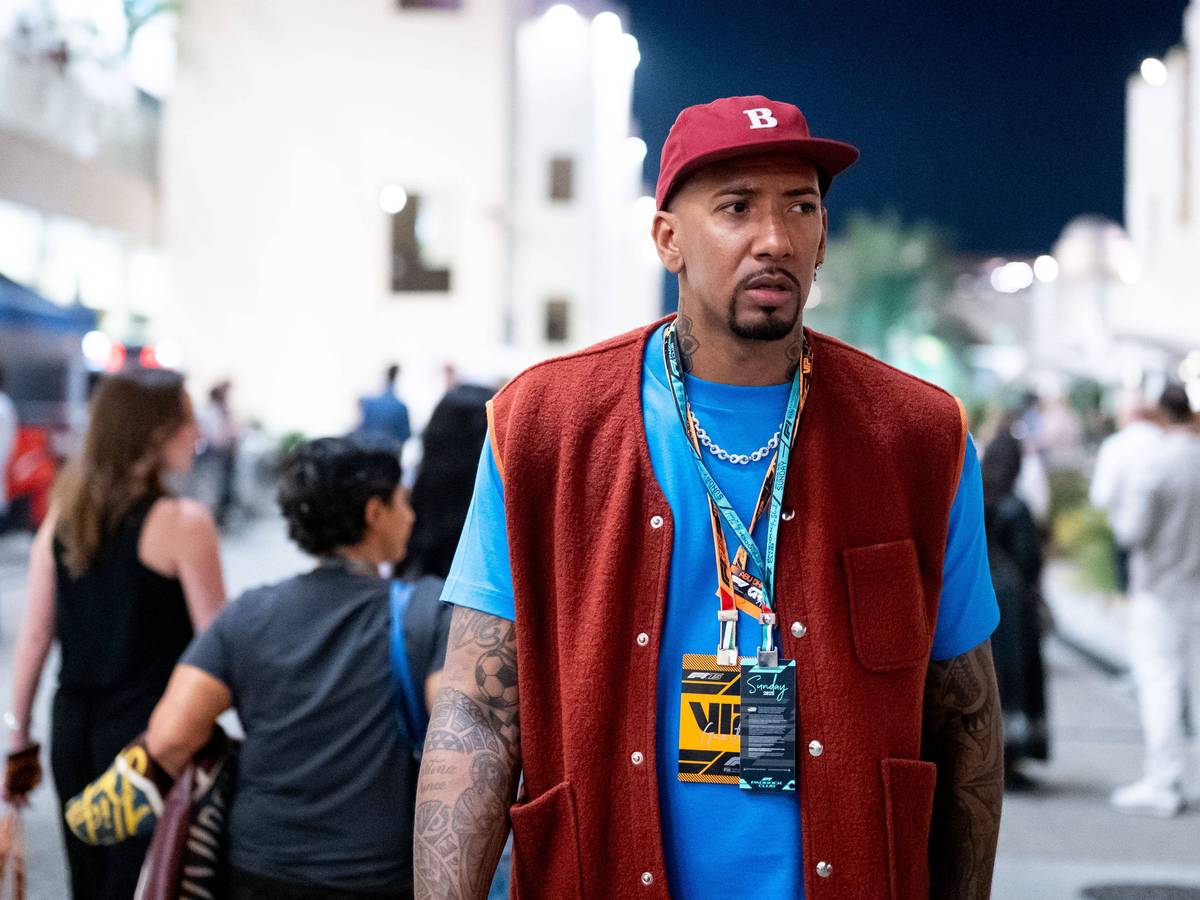 Jerome Boateng läuft beim Großen Preis von Abu Dhabi durch die Boxengasse.
