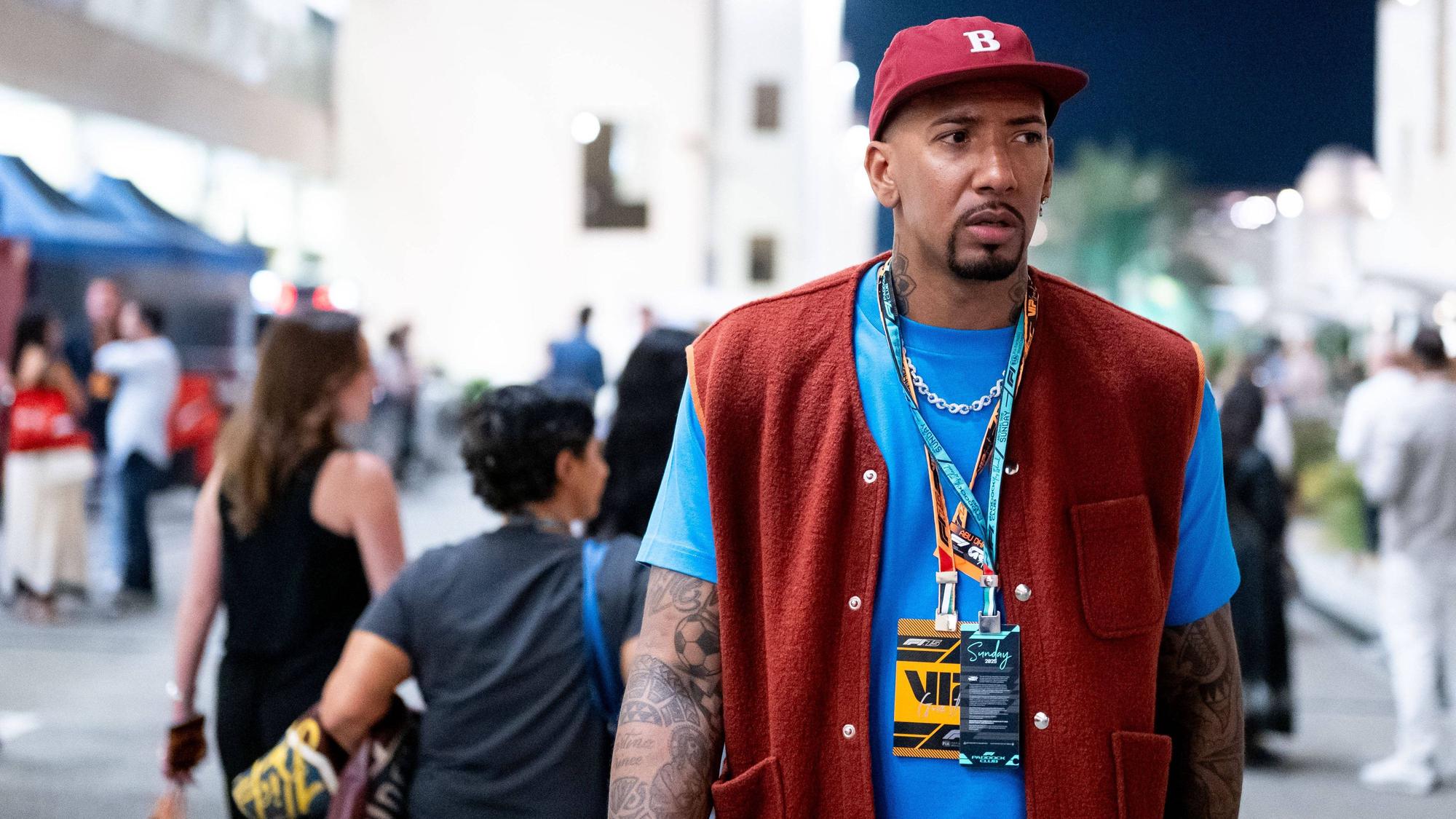 Jerome Boateng läuft beim Großen Preis von Abu Dhabi durch die Boxengasse.
