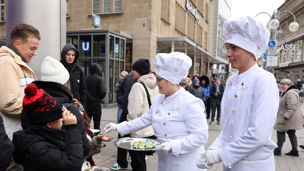 Verkaufsstart für eine „Dubai-Schokolade“ in Köln. Interessenten stehen teilweise stundenlang für die Sonderedition des Schokoladenherstellers Lindt an.
