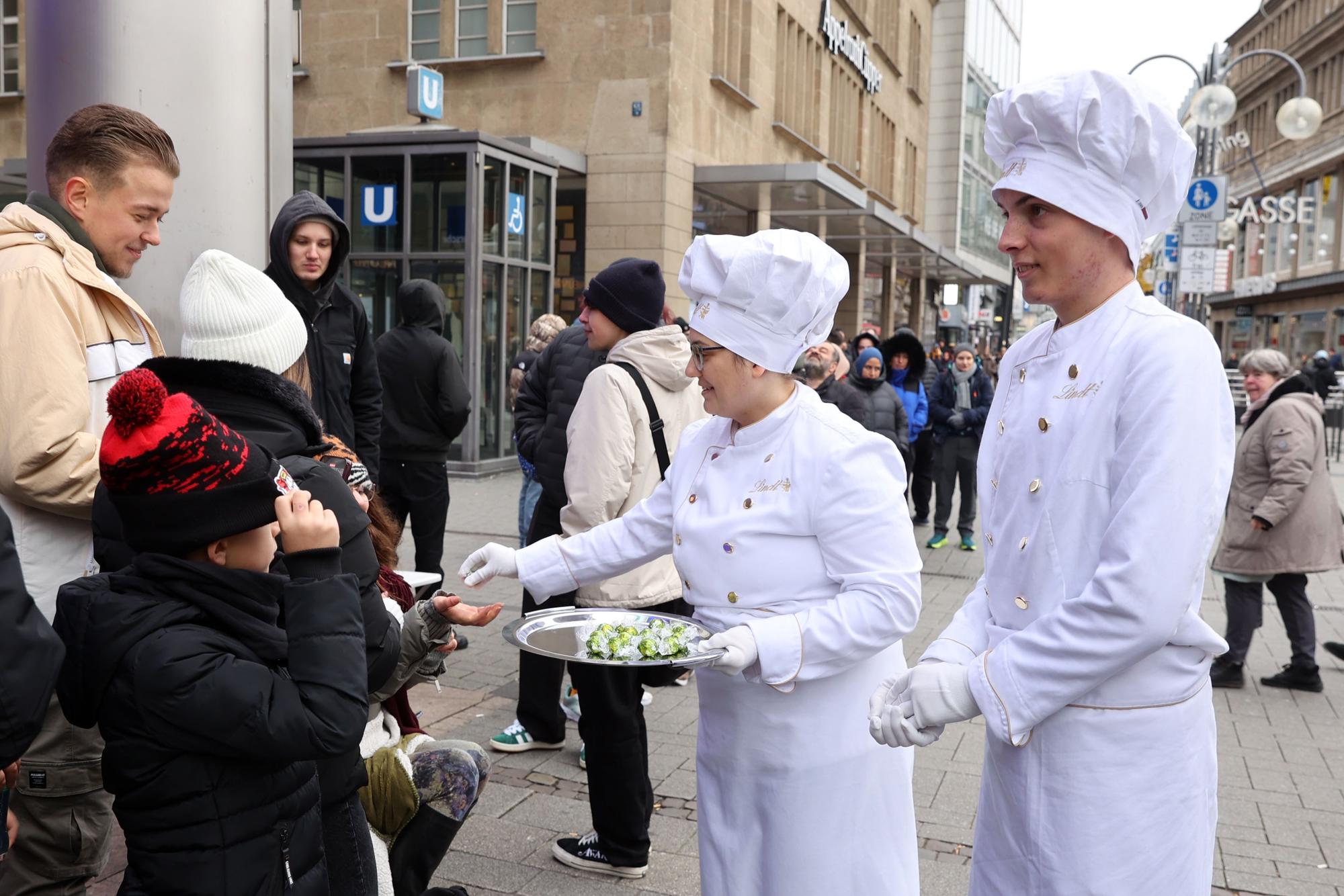 Verkaufsstart für eine „Dubai-Schokolade“ in Köln. Interessenten stehen teilweise stundenlang für die Sonderedition des Schokoladenherstellers Lindt an.