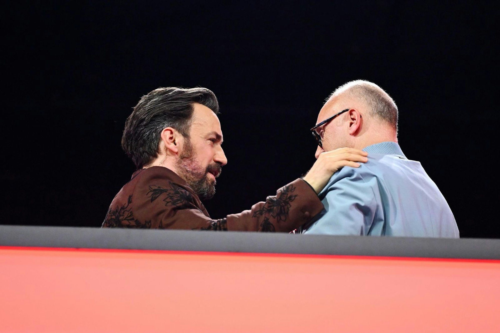 Große Emotionen: „Es fällt mir schwer, dich gehen zu lassen“, schluchzte Jan Köppen (links) bei der Verabschiedung von Frank Buschmann. (Bild: RTL)