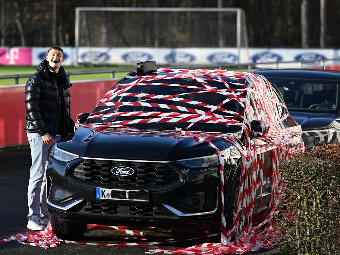 Nach dem Training war das Auto von Eric Martel mit Flatter-Band eingewickelt.