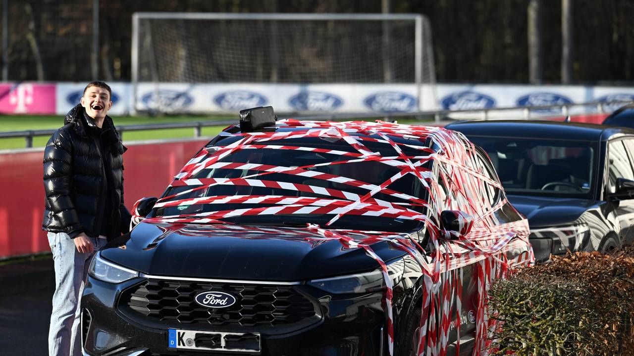 Nach dem Training war das Auto von Eric Martel mit Flatter-Band eingewickelt.