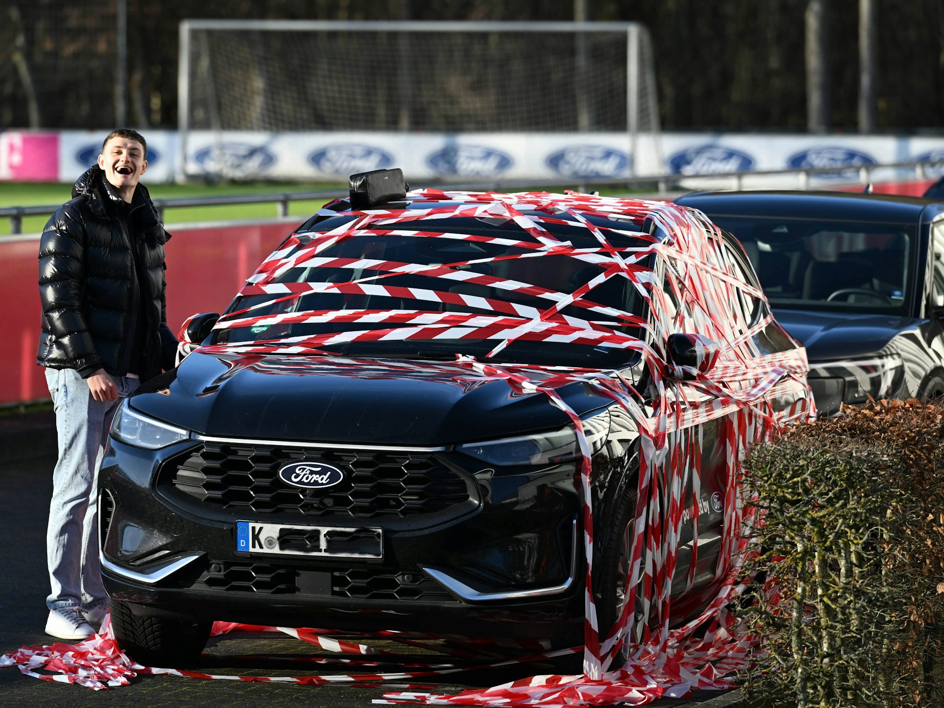 Nach dem Training war das Auto von Eric Martel mit Flatter-Band eingewickelt.