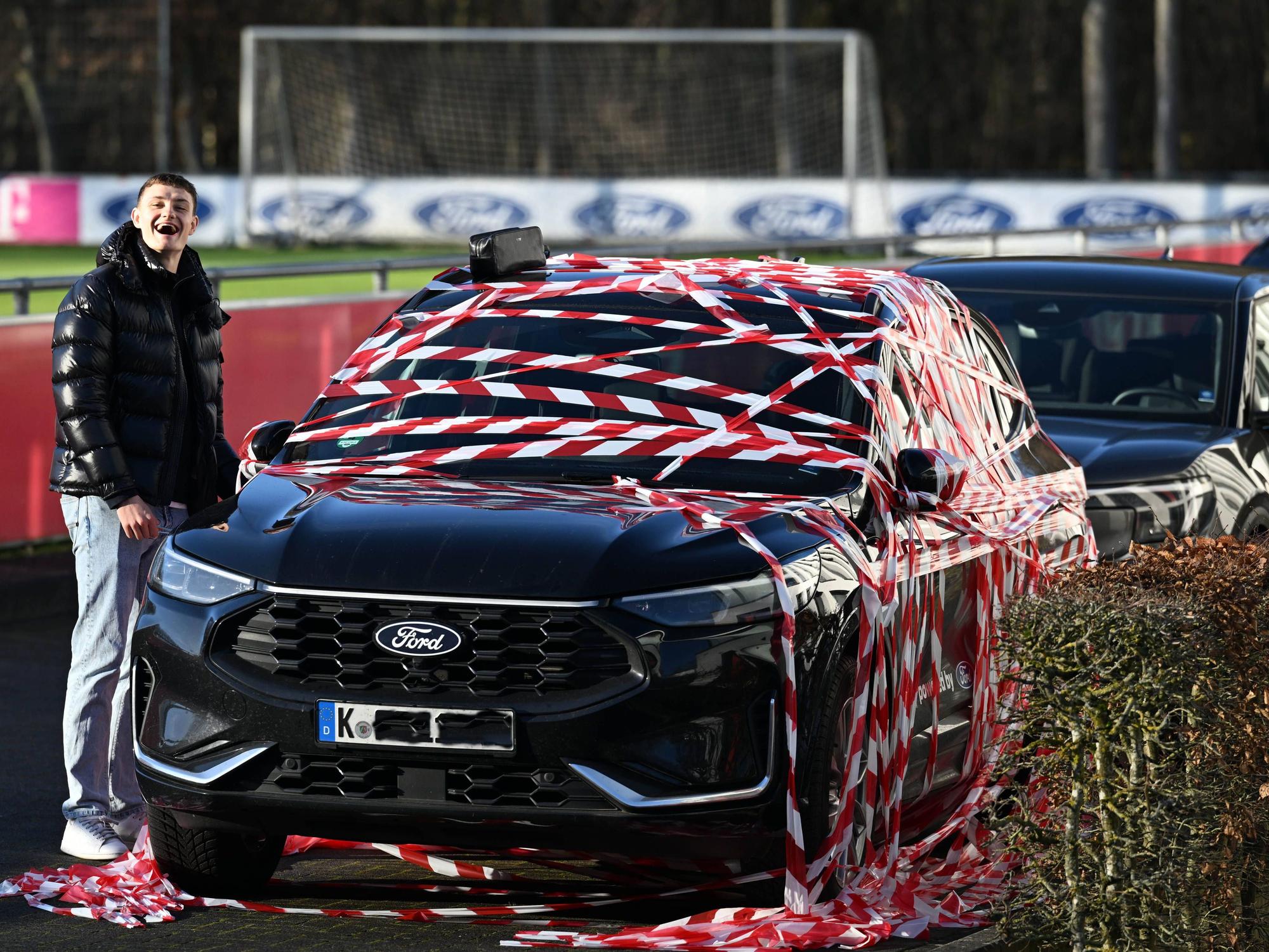 Nach dem Training war das Auto von Eric Martel mit Flatter-Band eingewickelt.