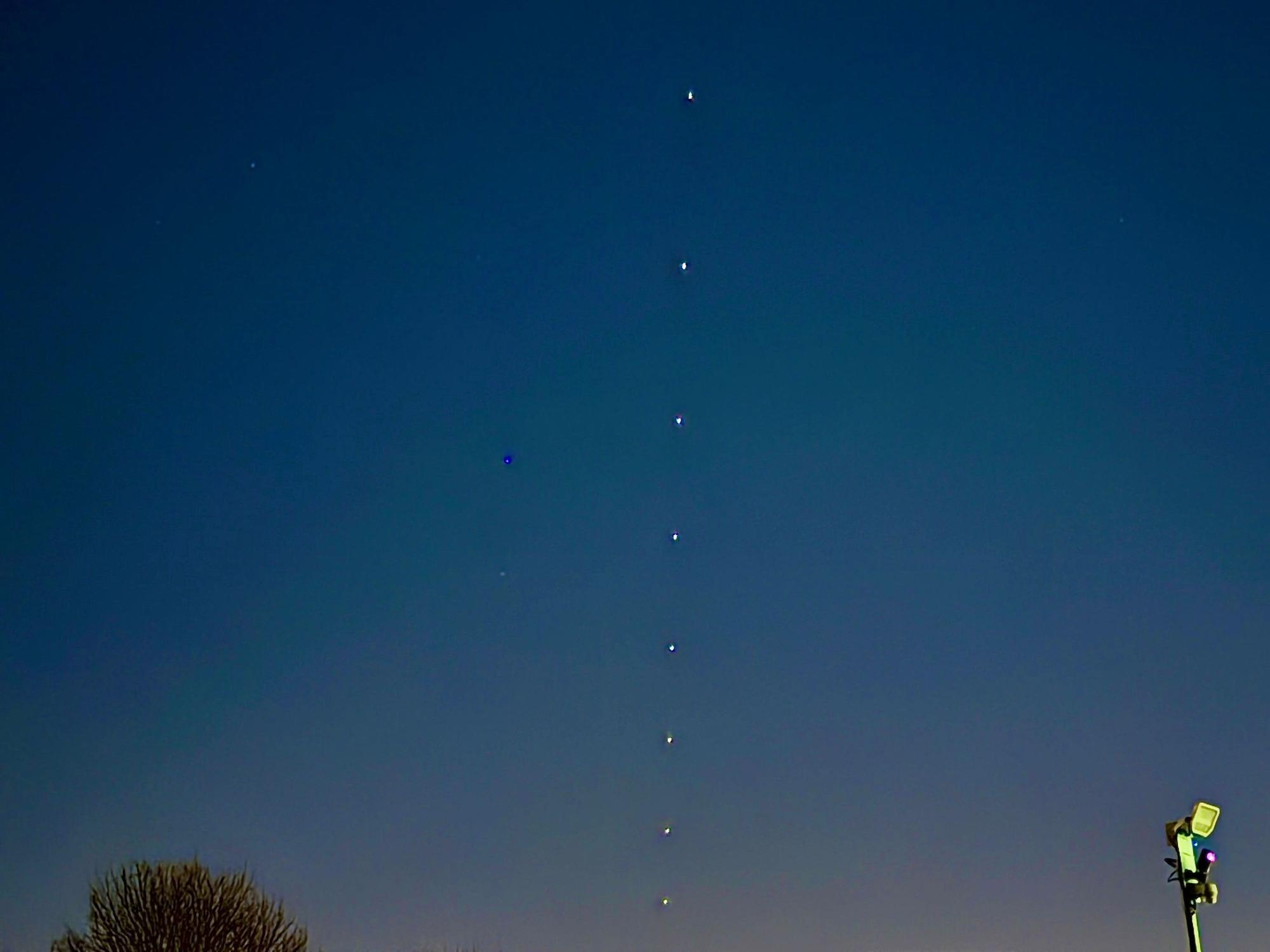 Eine Lichterkette im Himmel