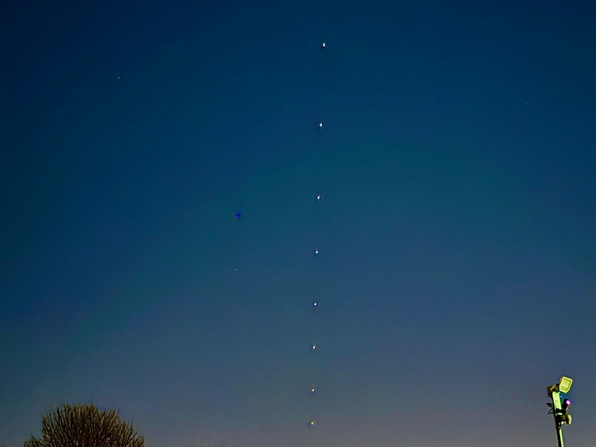 Eine Lichterkette im Himmel