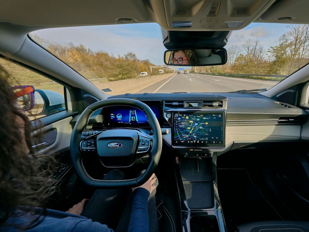 Das Bild zeigt das Cockpit eines Ford-Wagens