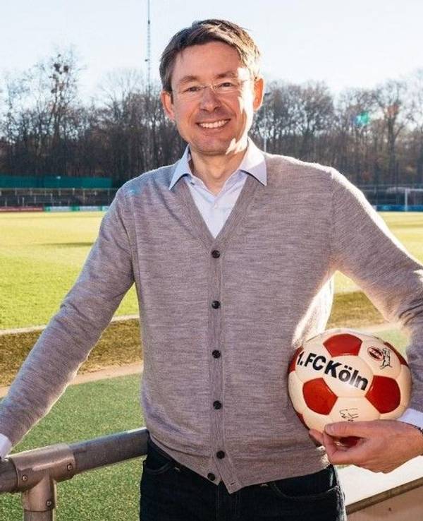 Phillip Herpel, Fußball-Experte und engagierter Fan, erhält am Geißbockheim einen neuen Job, wird Leiter des Vorstandsbüros.