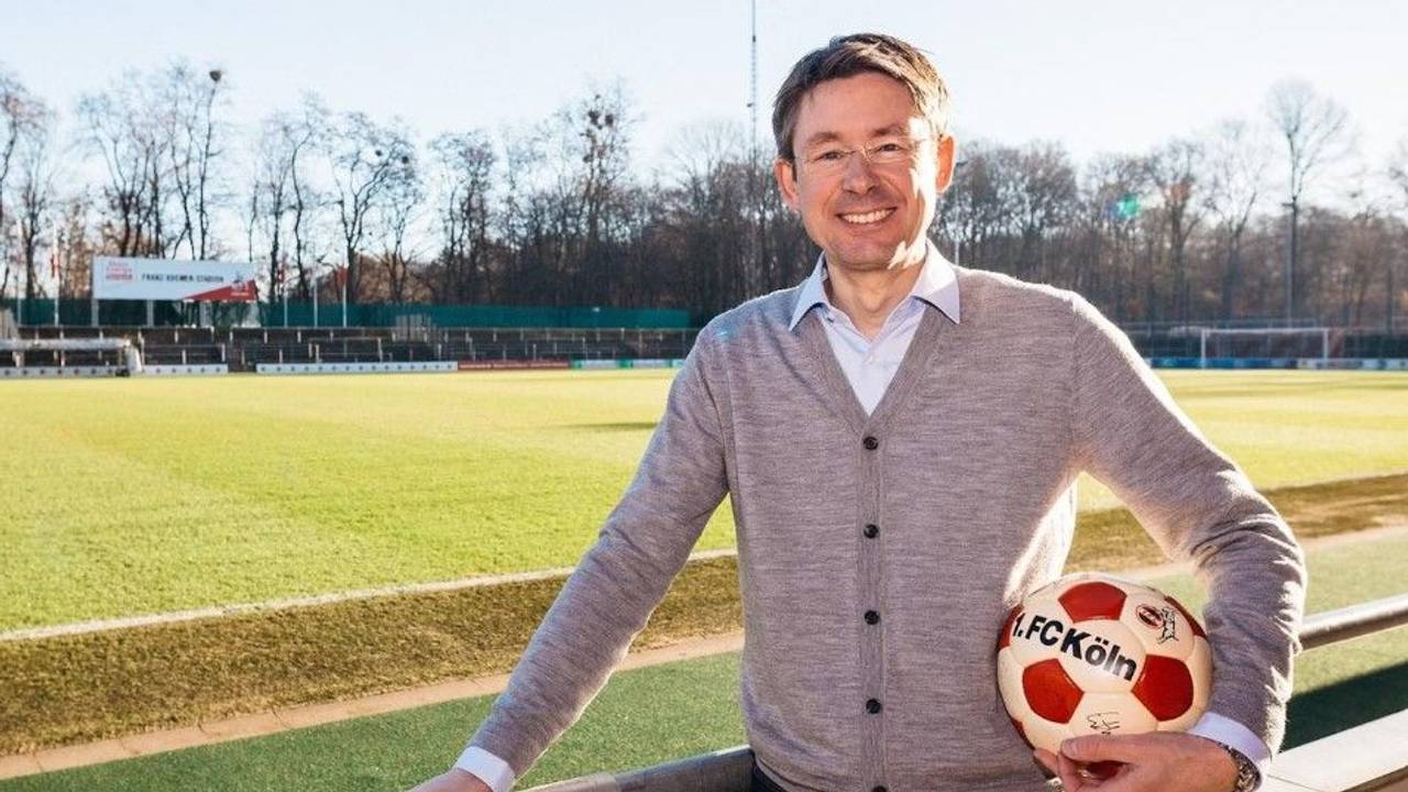 Phillip Herpel, Fußball-Experte und engagierter Fan, erhält am Geißbockheim einen neuen Job, wird Leiter des Vorstandsbüros.