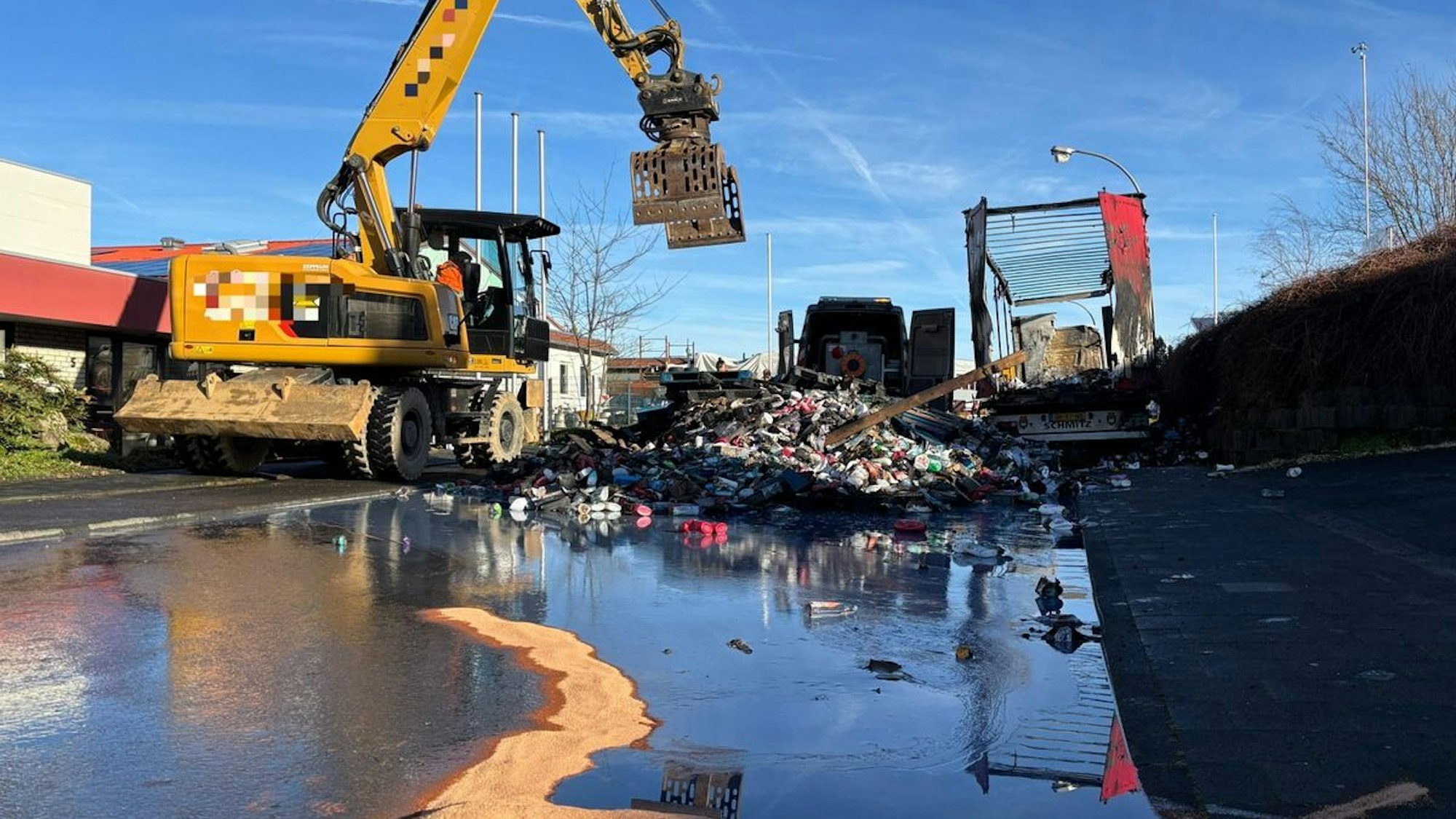 Ein ausgebrannter Lkw in Bad Honnef. Die Feuerwehr ist vor Ort.