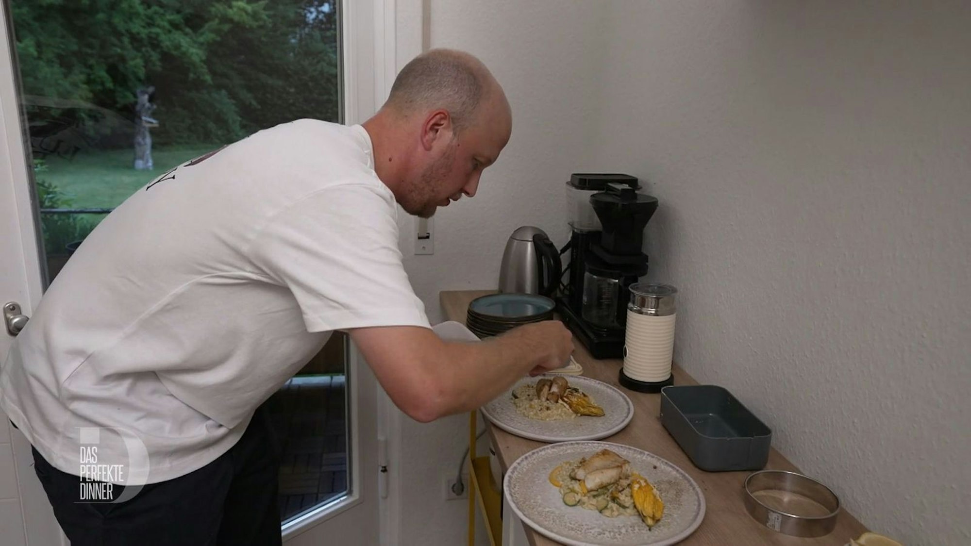 Zucchini-Risotto und Rotbarsch sind fast servierbereit.
(Bild: RTL)