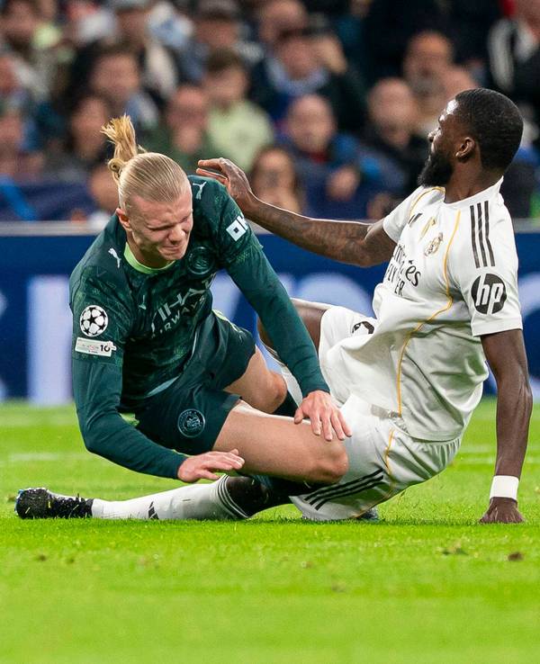 Erling Haaland und Antonio Rüdiger stoßen bei einem Zweikampf zusammen.