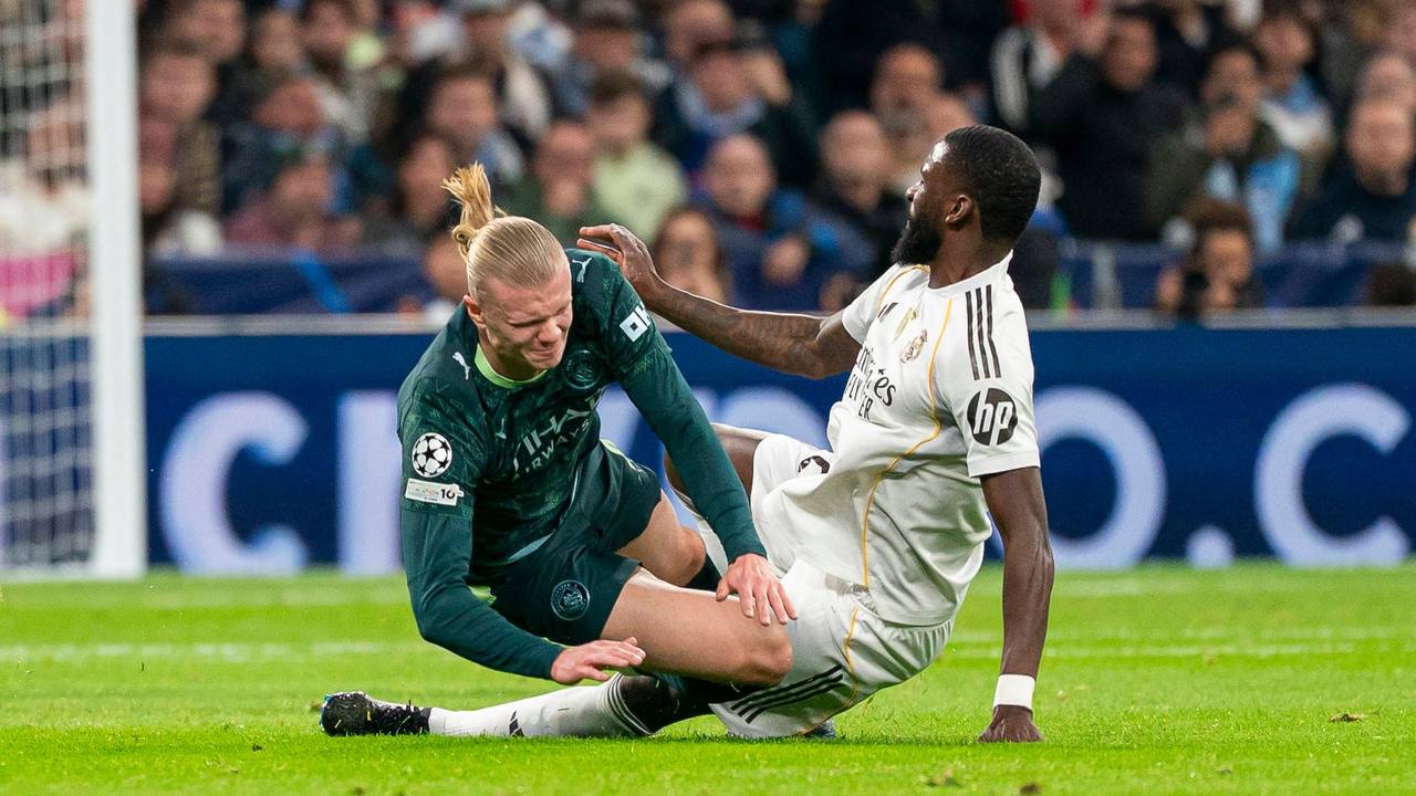 Erling Haaland und Antonio Rüdiger stoßen bei einem Zweikampf zusammen.